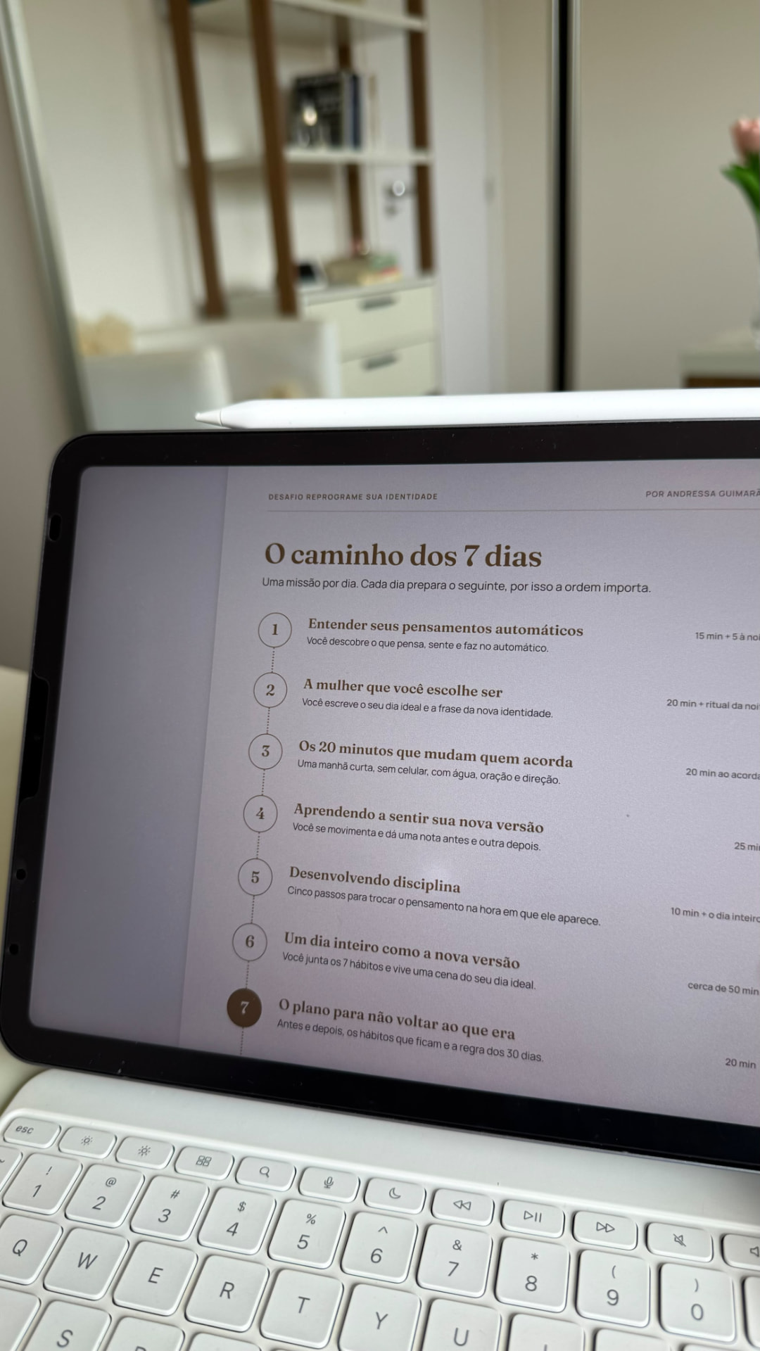 Material dos sete dias do desafio em um tablet